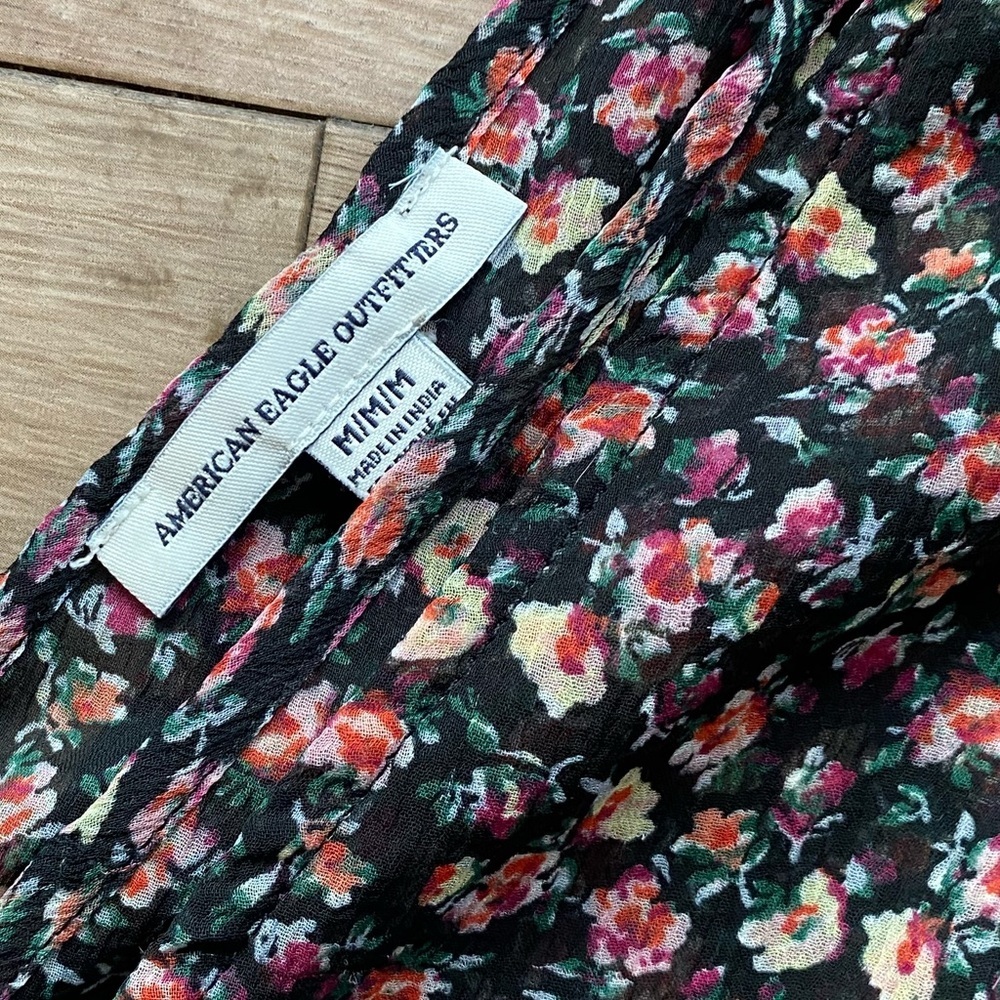 American Eagle Floral V-Neck - Picture 2 of 5
